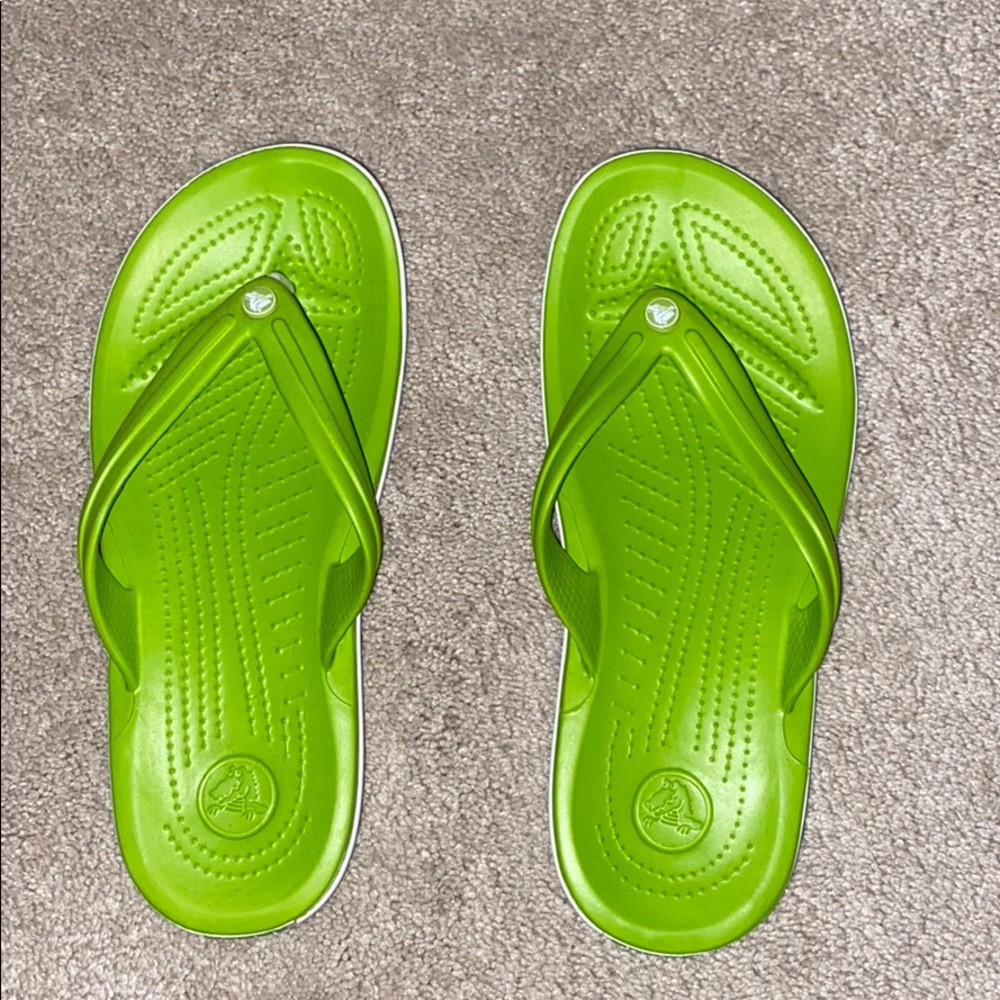 Never worn green flip flop crocs